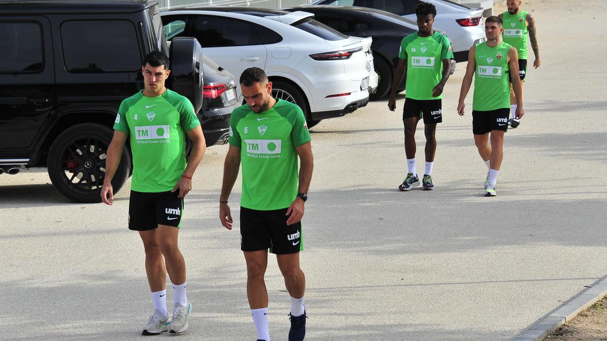 Los jugadores del Elche llegando al campo Diego Quiles para entrenar