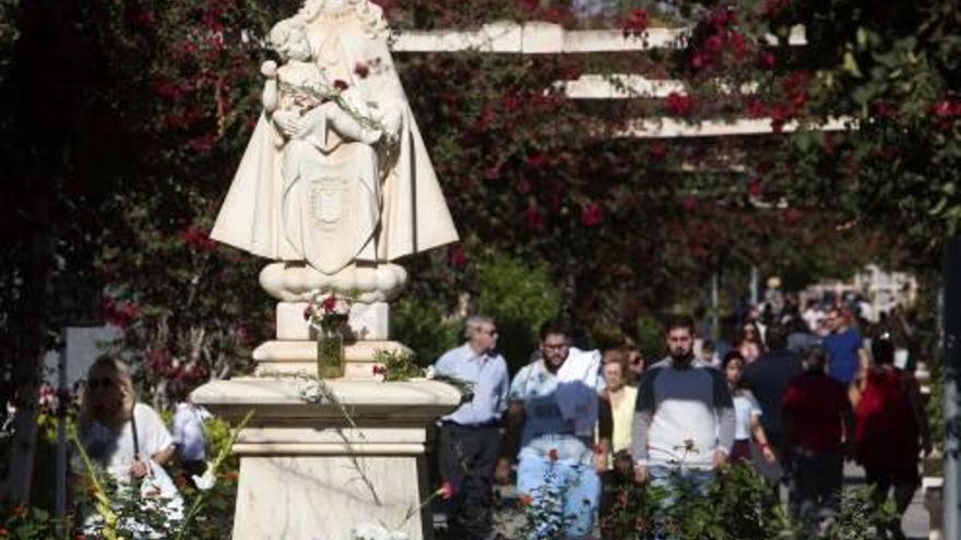 El buen tiempo animó a cientos de alicantinos a visitar el cementerio desde muy pronto. En la imagen, la calle principal del recinto.