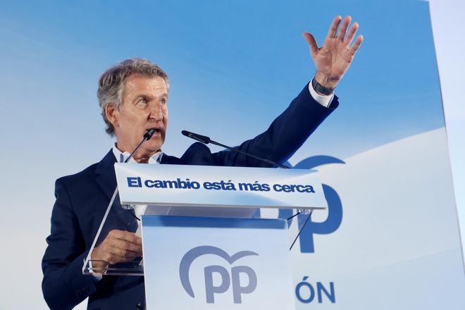 Feijóo acusa a Sánchez de vivir instalado en el minuto e imputado y exige elecciones en Murcia