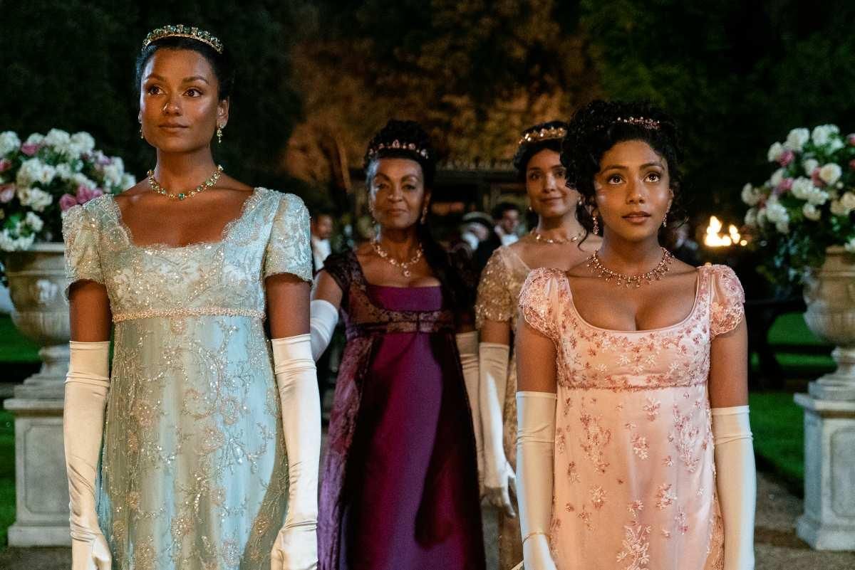 Las hermanas Kate y Edwina Sharma (interpretadas por Simone Ashley y Charithra Chandran) en 'Los Bridgerton'