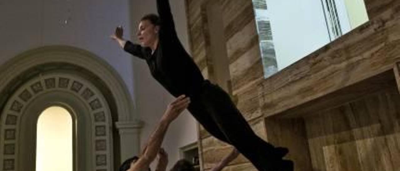 Los bailarines ensayaban ayer la obra con la que llevan la danza al convento de las Clarisas.