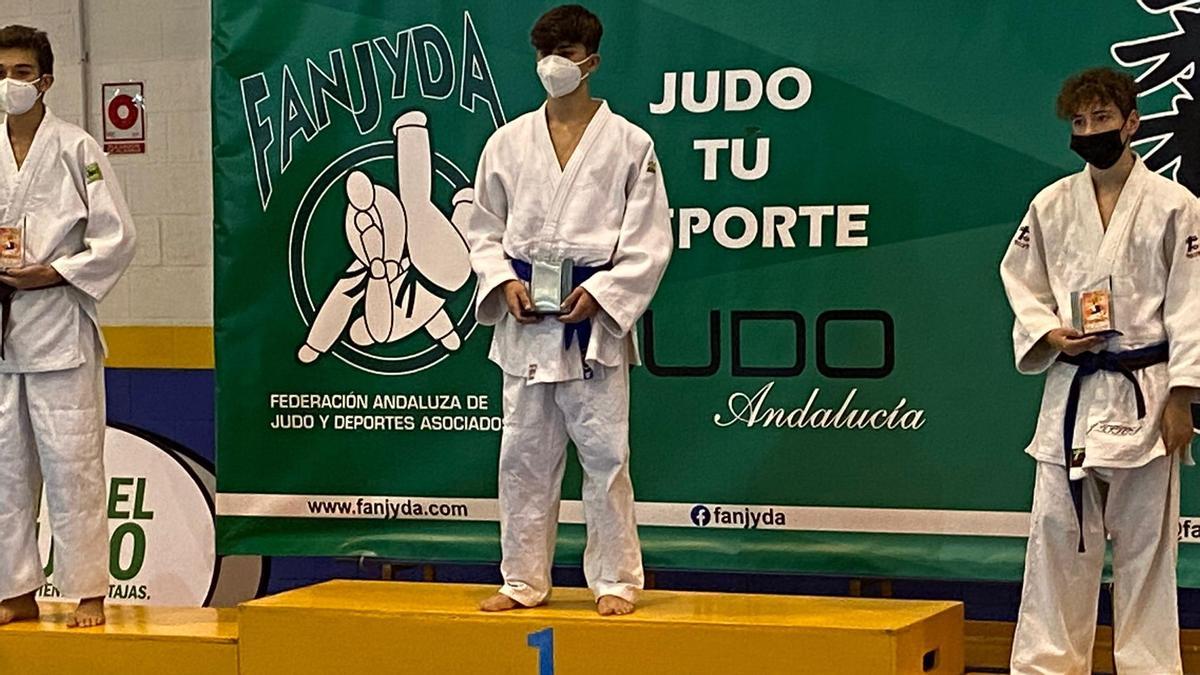 Manuel Espejo con el trofeo de campeón de Andalucía infantil en la categoría de -60kg.