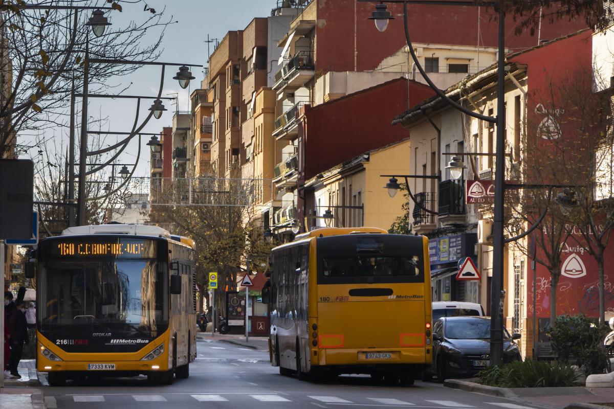 Dos autobuses MetroBus se cruzan en la Avinguda Cami Nou de Xirivella.