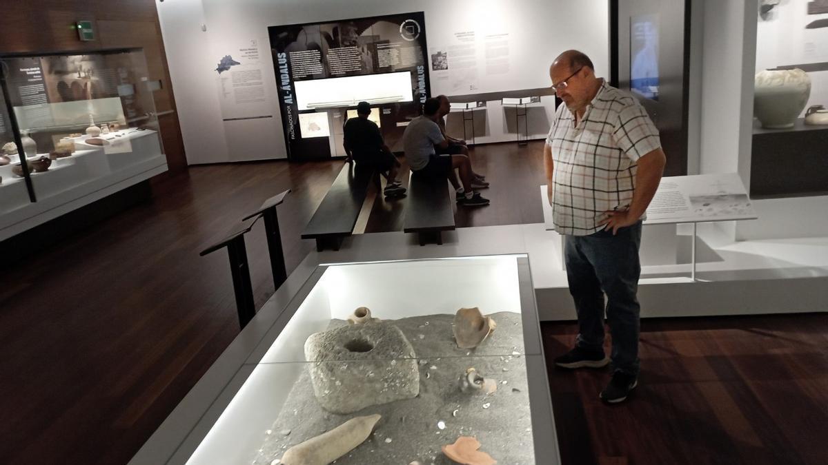 Eduardo García Alfonso, en el Museo de Málaga esta semana, con un amarre para barcos localizado en calle Camas, el puerto del siglo III d.C.