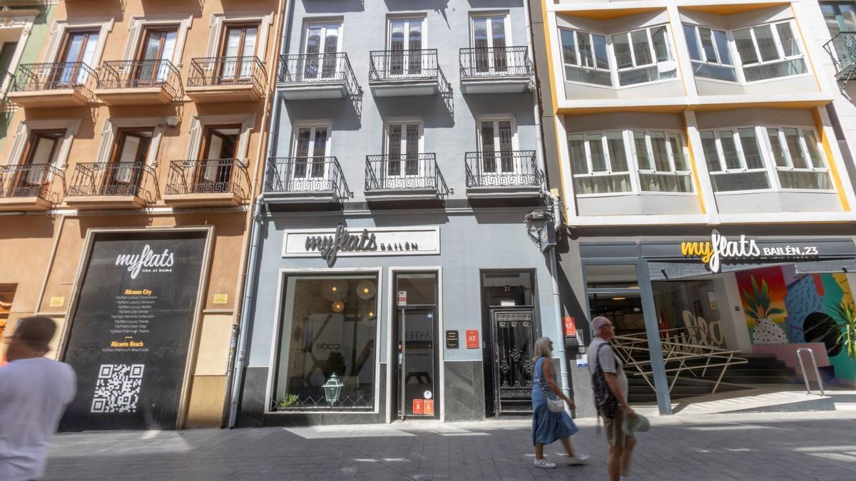 La firma cuenta con tres edificios en la calle Bailén en Alicante.