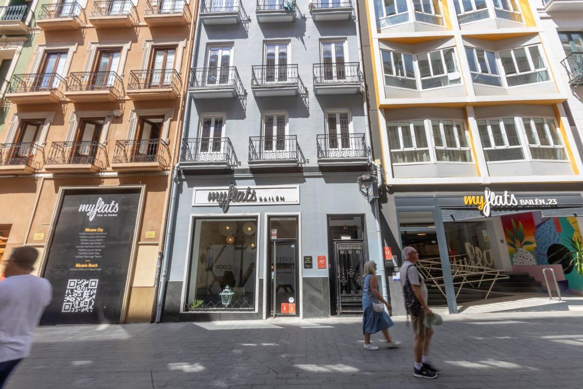 La firma cuenta con tres edificios en la calle Bailén en Alicante.