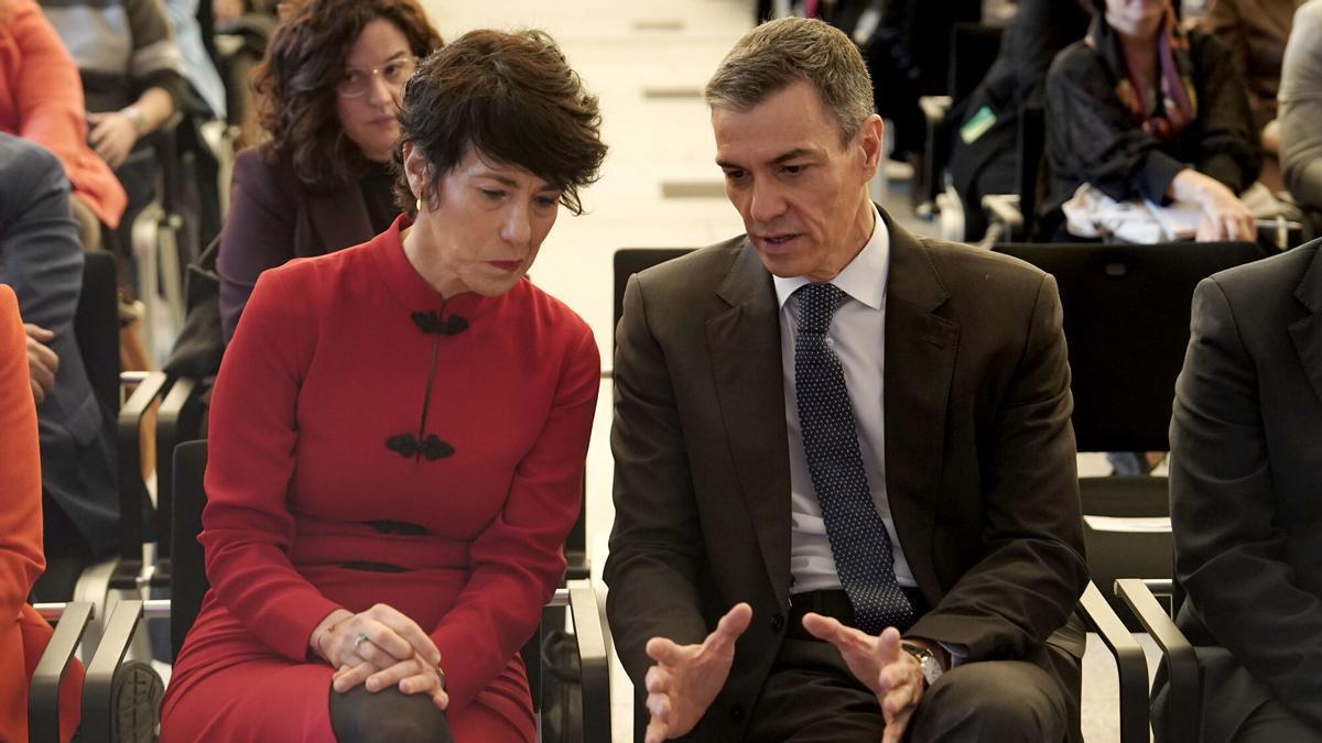 El presidente del Gobierno, Pedro Sánchez, y la portavoz del Gobierno, Elma Saiz, durante la inauguración este martes del I Foro contra el Odio.