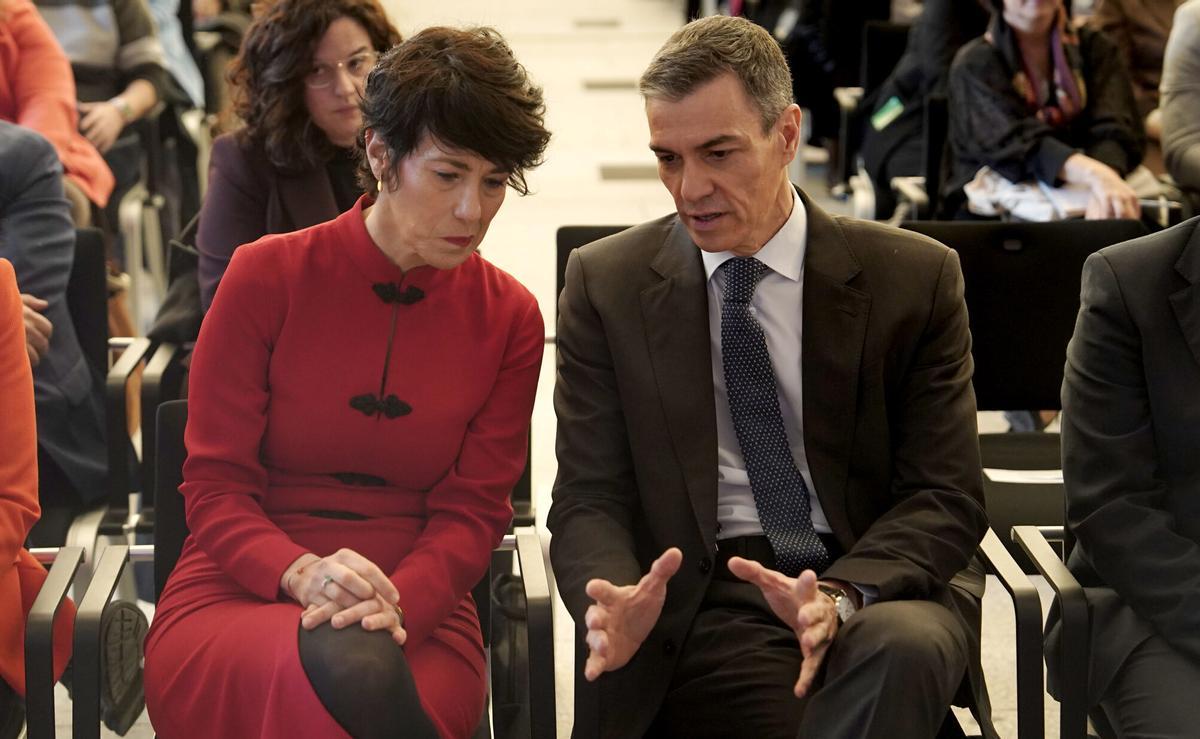 El presidente del Gobierno, Pedro Sánchez, y la portavoz del Gobierno, Elma Saiz, durante la inauguración este martes del I Foro contra el Odio.