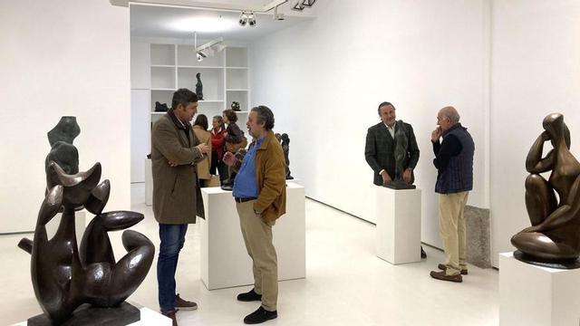 Público en la sala de exposiciones madrileña rodeado de piezas de Baltasar Lobo. | Cedida