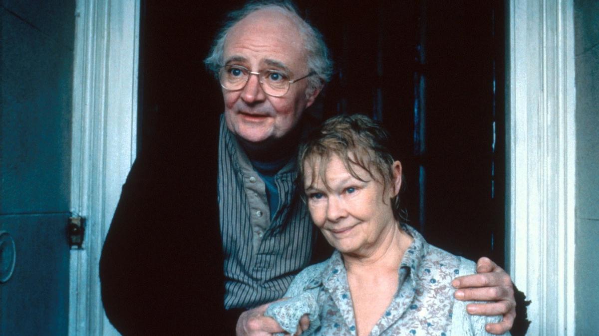 Judi Dench y Jim Broadbent, como Iris Murdoch y John Bayley en el filme 'Iris'.