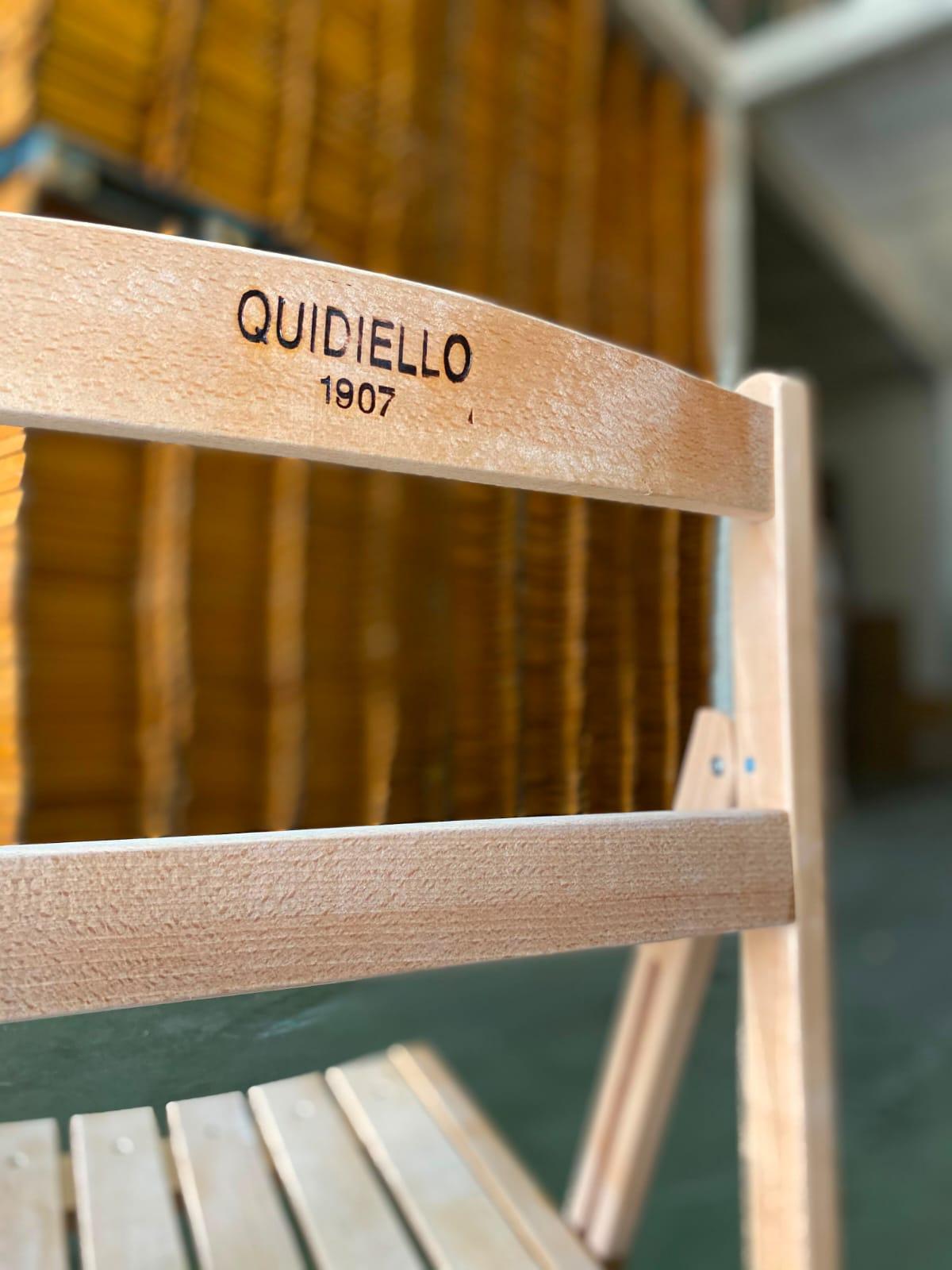 Detalle de una de las 24.000 sillas que se utilizarán en la misa del papa el viernes 12 de junio en el puerto de Tenerife.