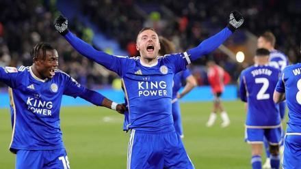 Jamie Vardy celebra su gol al Southampton junto a Fatawu