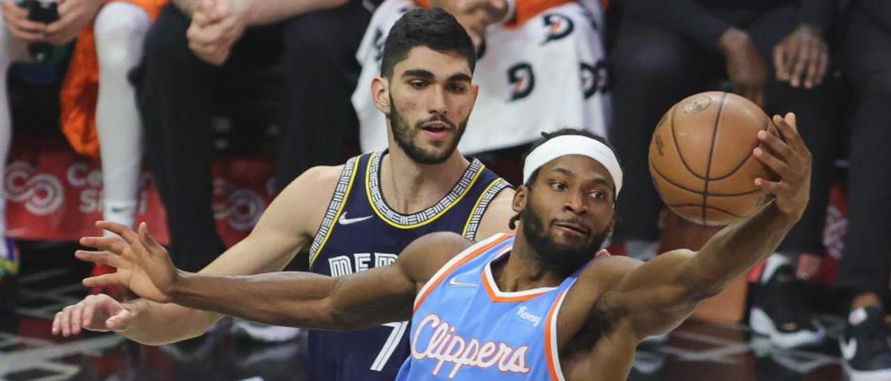 Santi Aldama junto a Justise Winslow -20- durante el pasado encuentro entre los Grizzlies y los Clippers