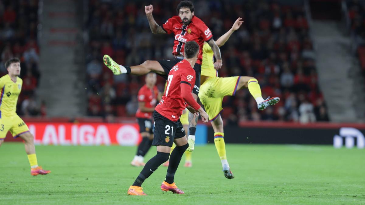 Samu Costa pugna per una pilota aèria amb un jugador del Getafe