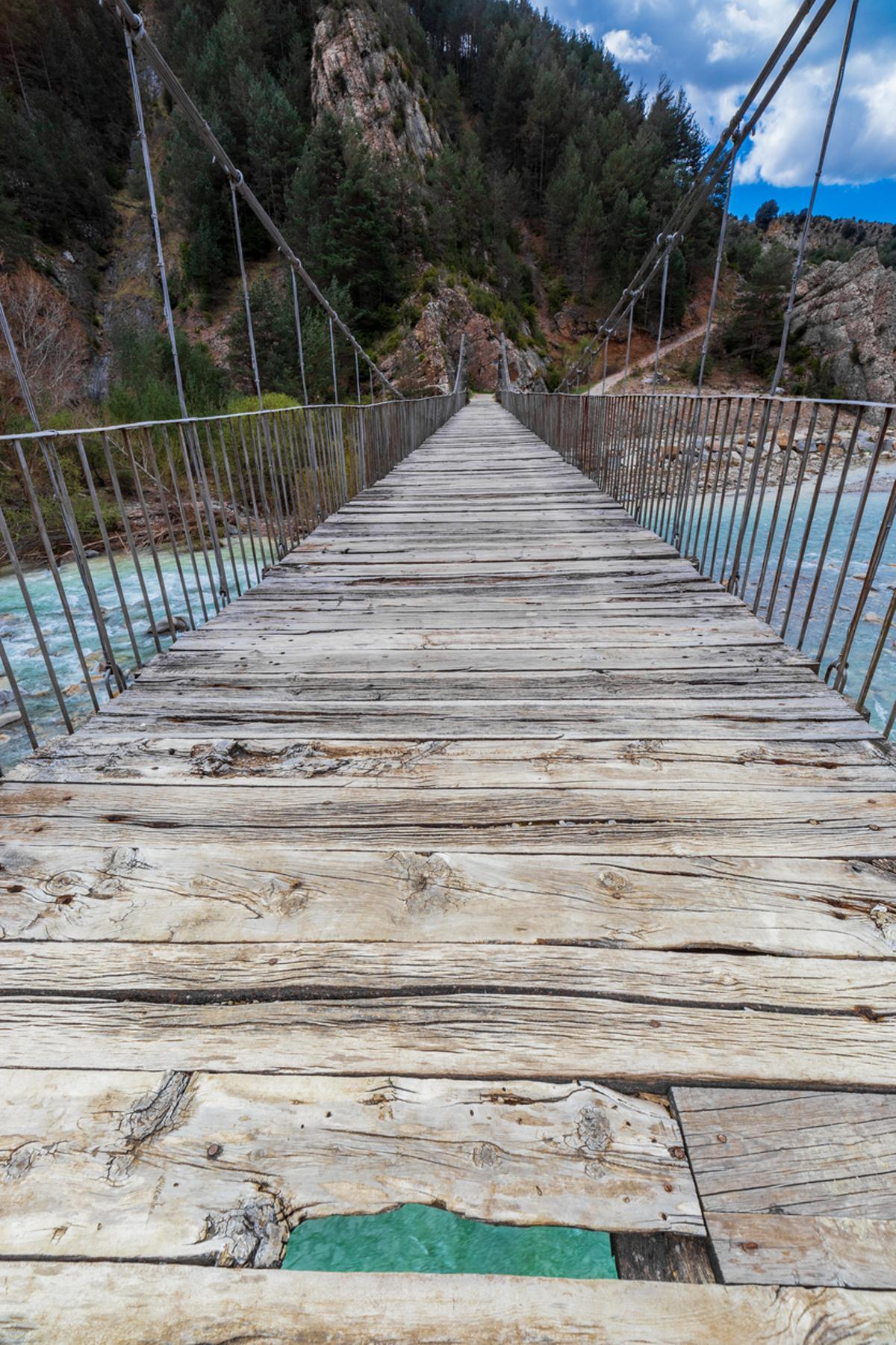 Un puente colgante sobre el río: fantasía pura