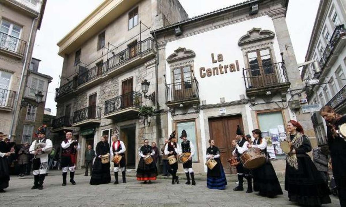 Un momento de la "Alborada" de la plaza de la Constitución, en Vigo.  // Jorge Santomé