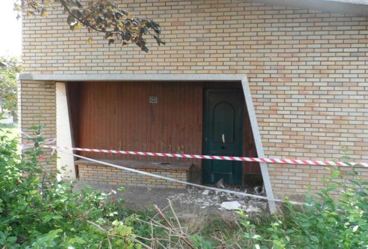 Los trabajos de derribo, ayer, de la estructura exterior del chiringuito.