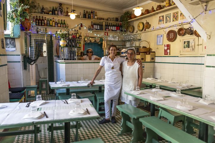 Descubre restaurantes tradicionales en Alfama.
