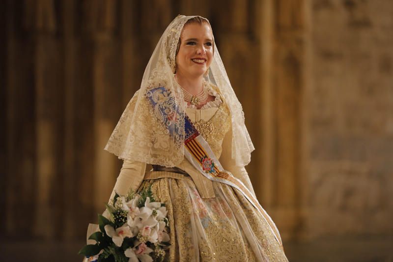 Marina Civera y su corte de honor en la Ofrenda de las Fallas 2019.