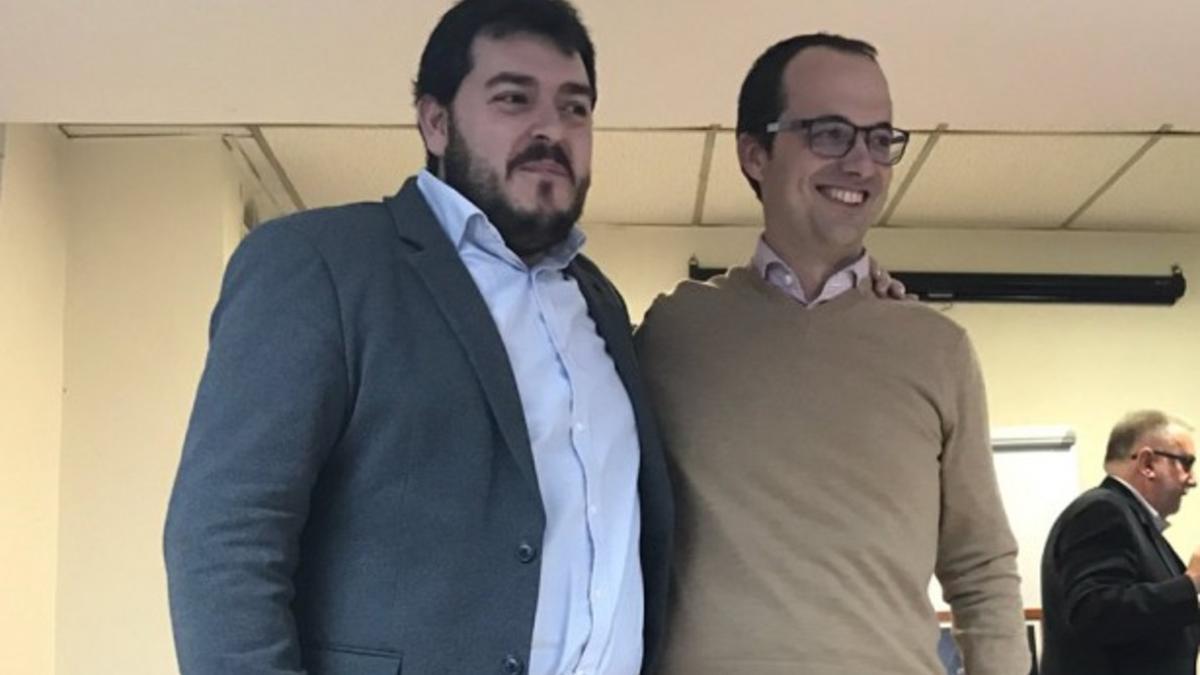 El actual presidente del PDEcat en Mataró, Alfons Canela, a la derecha, el día que fue elegido por los asociados a la nueva formación, al lado del candidato perdedor, Xavier Penela.