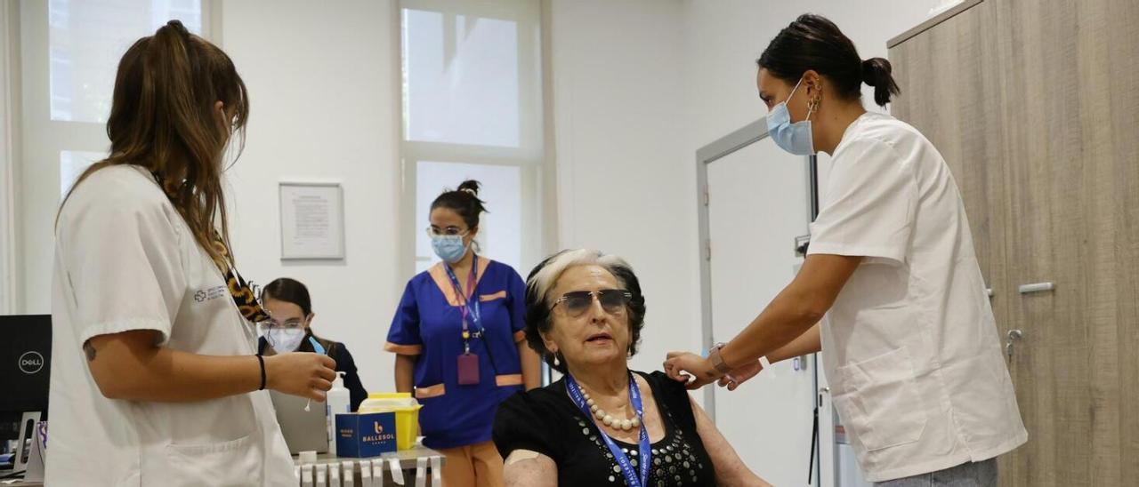 Una usuaria de la residencia Ballesol, en Vigo, reside la cuarta dosis de la vacuna