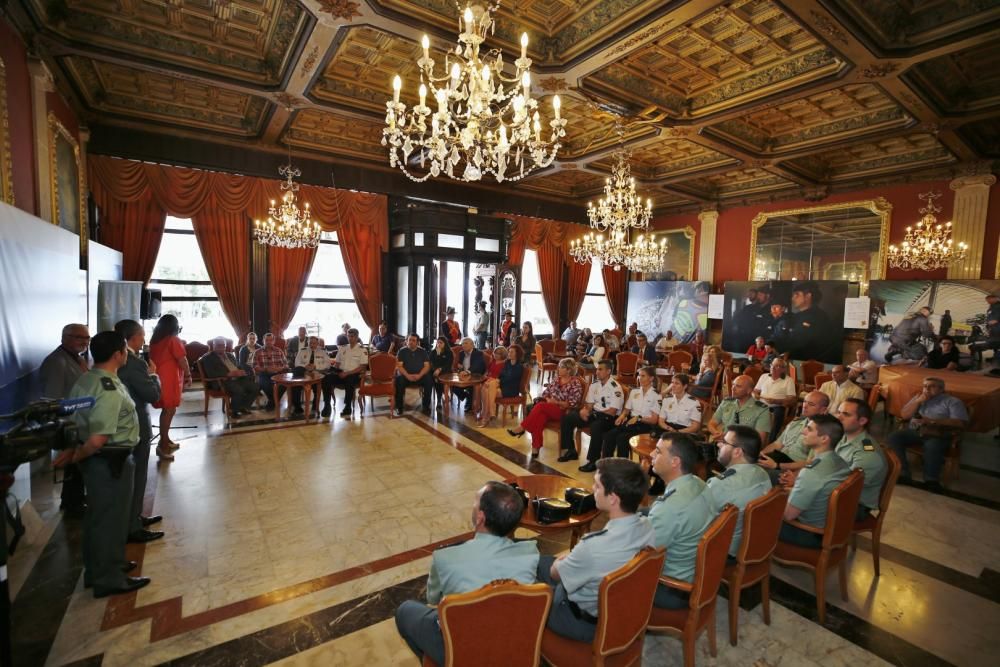 La Sociedad Casino de Torrevieja acoge hasta el lunes una exposición fotográfica de Manuel Lorenzo con motivo del 175 aniversario de la Guardia Civil. La inauguración el martes estuvo precedida por un