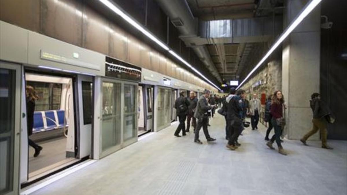 La línea 9 a El Prat, ayer, durante el viaje que hizo el nuevo 'conseller' de Territori, Josep Rull.