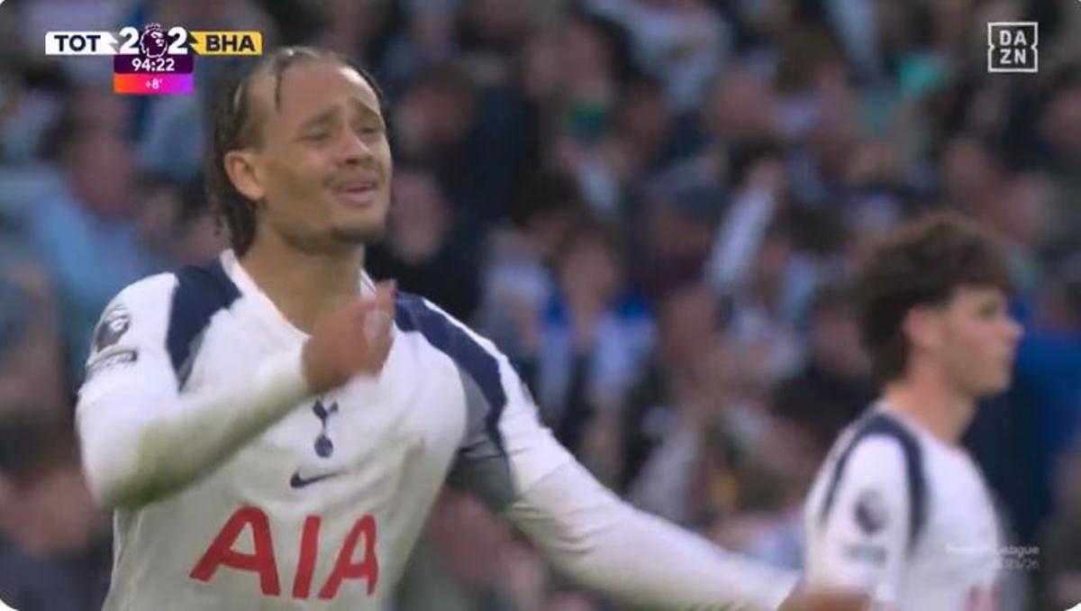 Xavi Simons, desesperado tras un nuevo empate del Tottenham