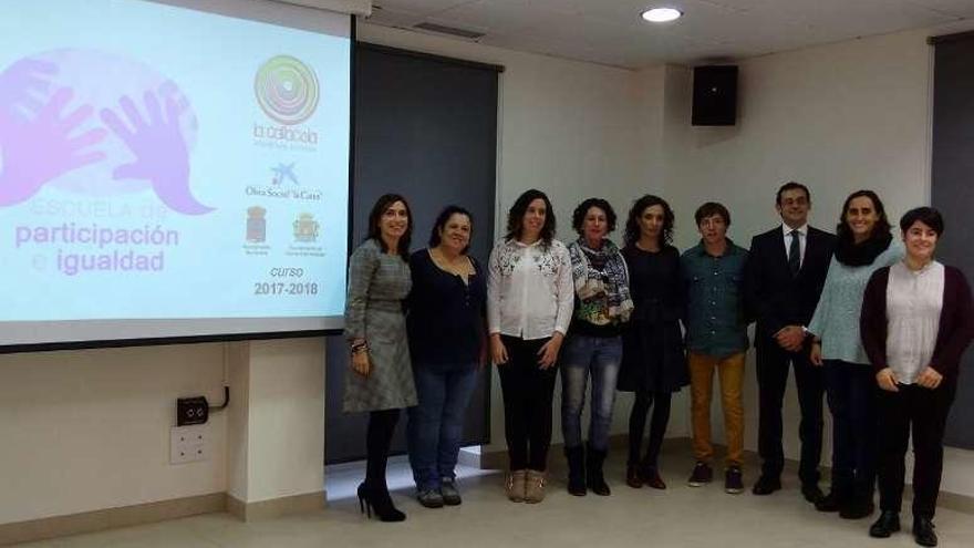 Los representantes municipales de Corvera, Llanera, la Caixa y La Caracola, durante la presentación de la escuela en Lugo.