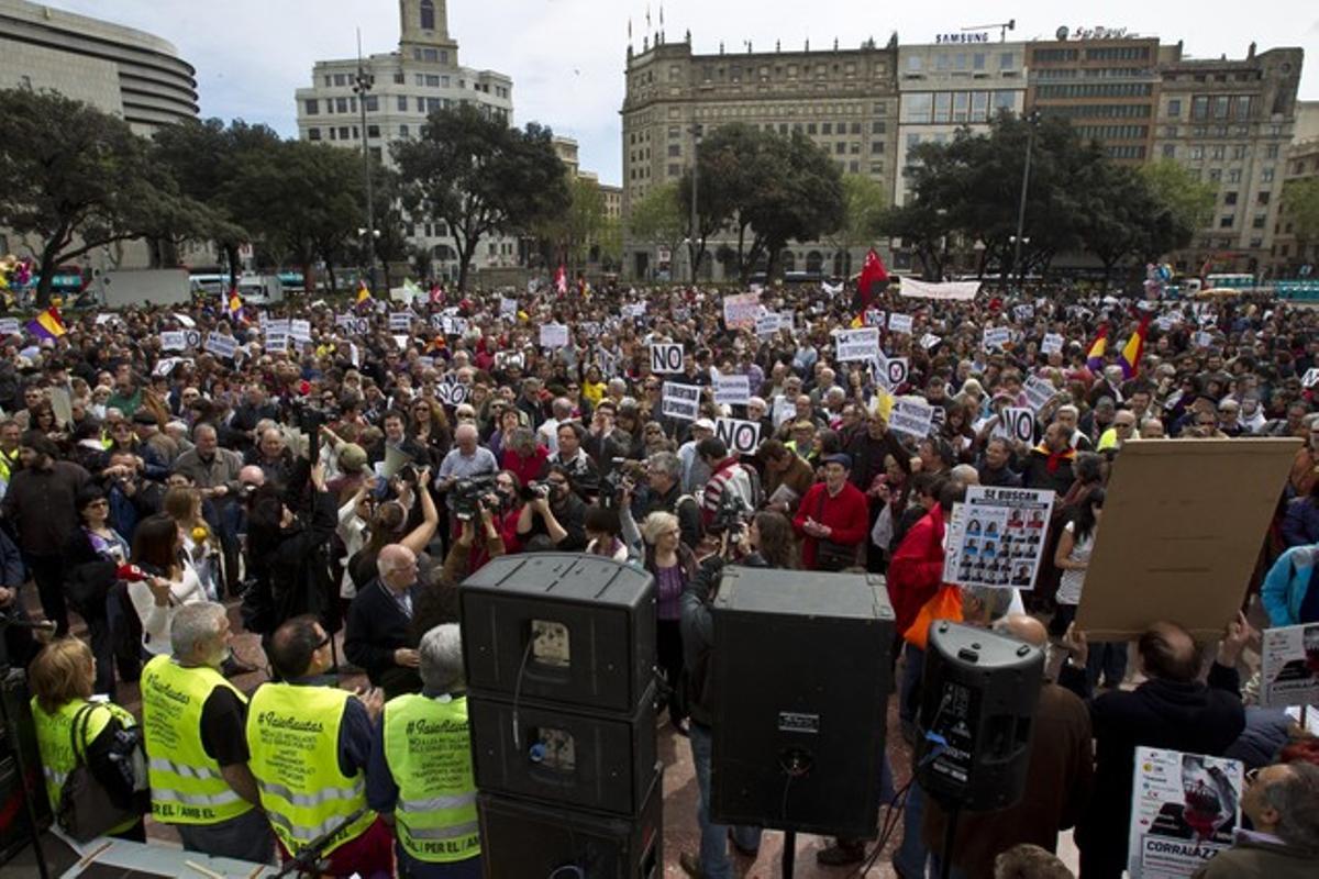 Concentració a la plaça de Catalunya en protesta per les noves lleis sobre la restricció del dret de reunió. La convoquen els indignats, la FAVB i ICV. Concentració a la plaça de Catalunya en protesta per les noves lleis sobre la restricció del dret de reunió. La convoquen els indignats, la FAVB i ICV.
