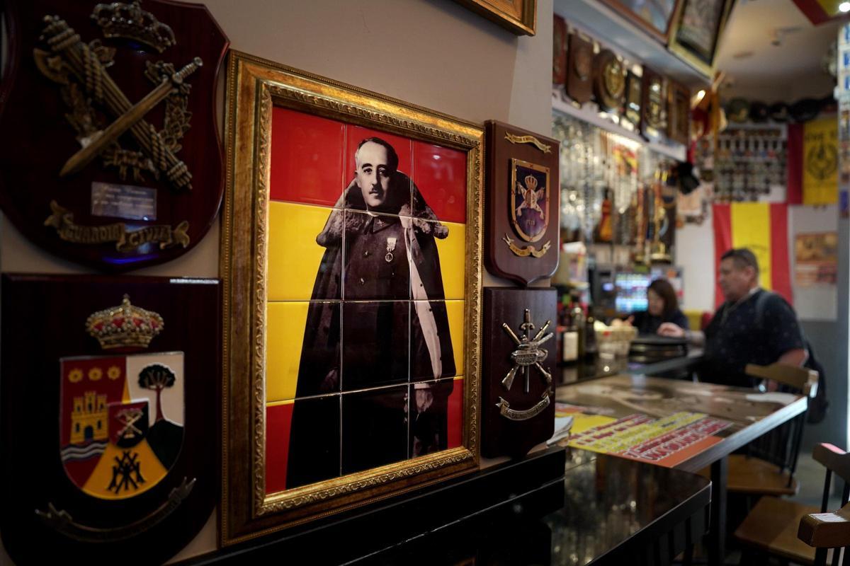 Un retrato del dictador Francisco Franco en el interior del bar Una, grande y libre de Usera (Madrid), regentado por Chen Xiangwei, conocido como el Chino facha.