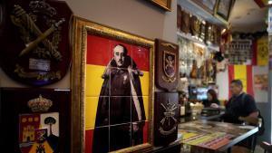 Un retrato del dictador Francisco Franco en el interior del bar Una, grande y libre de Usera (Madrid), regentado por Chen Xiangwei, conocido como el Chino facha.
