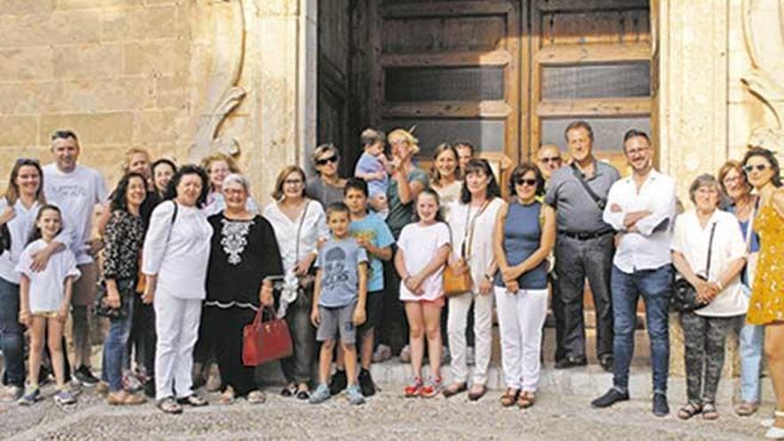 Una veintena de personas asisten a una visita guiada por la parroquia de Santa Maria