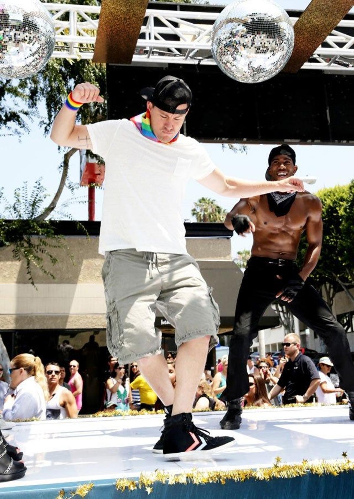 Channing Tatum bailando sobre la carroza de 'Magic Mike XXL' en el desfile del Orgullo de West Hollywood