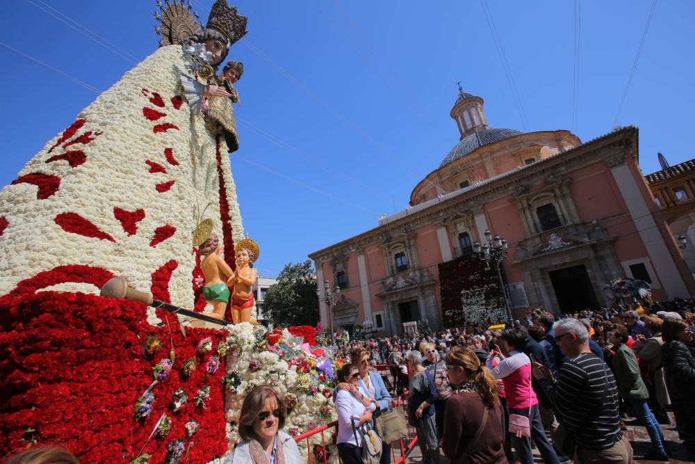 Miles de personas han acudido este lunes a visitar a la Virgen de los Desamparados
