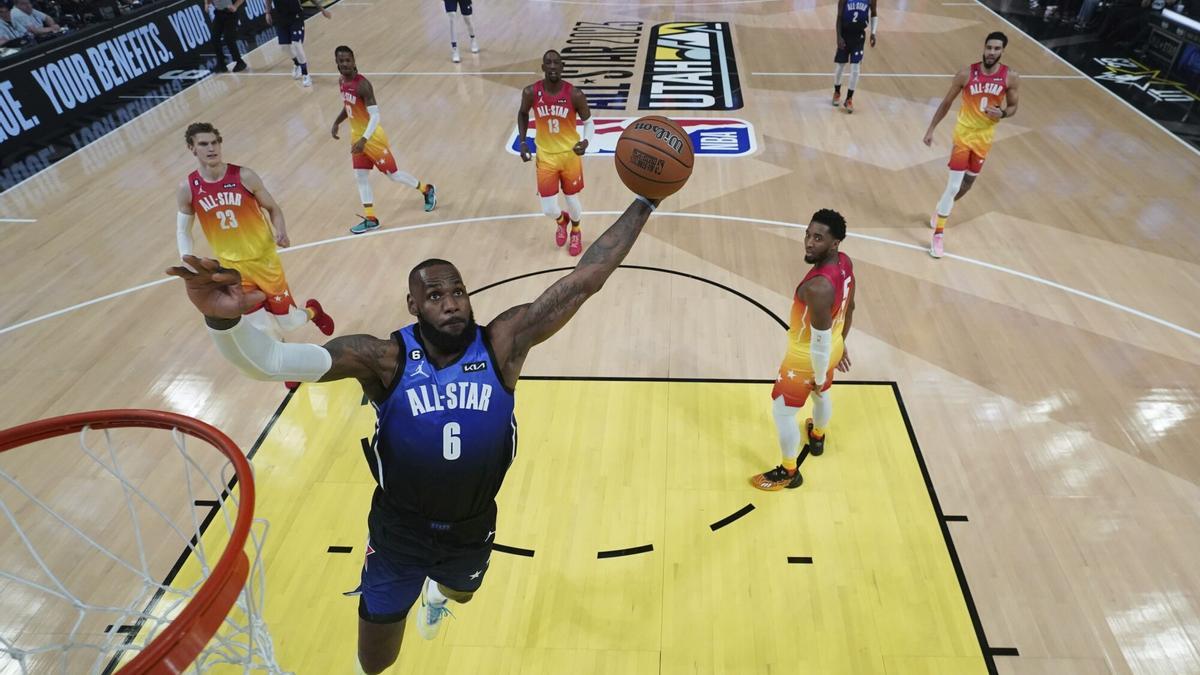 LeBron James vuela en el partido All-Star de 2023 en Salt Lake City.