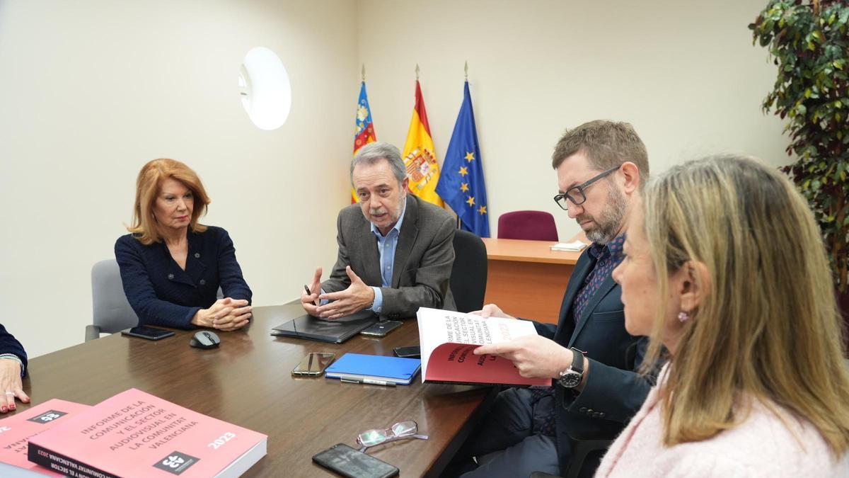 Vidal (segundo por la izquierda) presenta el informe, ayer, con el resto de su consejo presente.