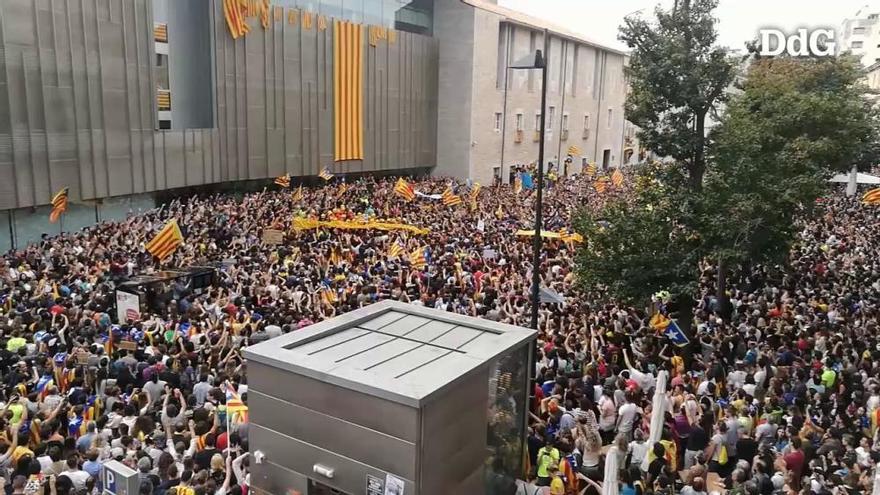 Milers de persones desborden el centre de Girona el matí de l'aturada general del 3-O