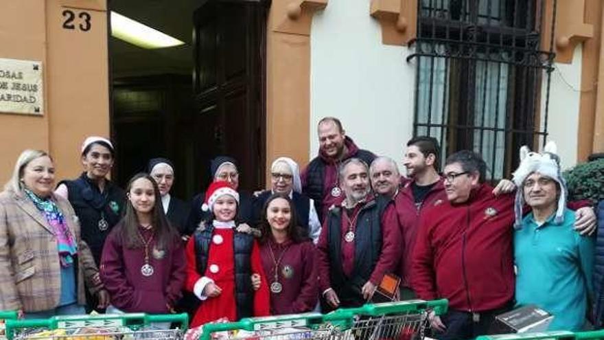 Los Estudiantes, con las Siervas de Jesús.