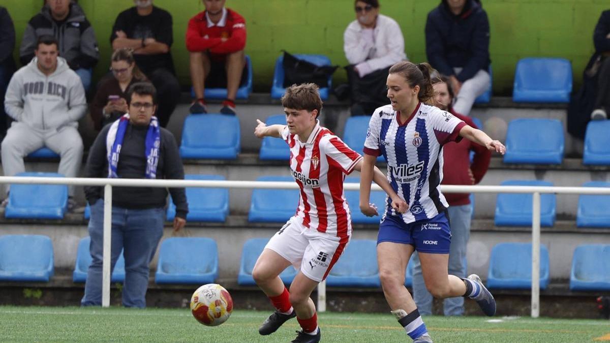 Una jugada del derbi asturiano entre el Sporting y el Avilés Femenino