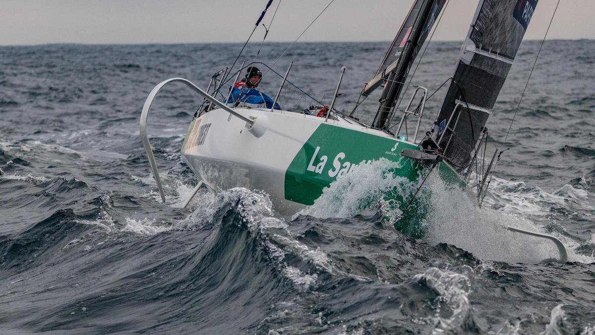 El escaso viento lastra a la La Solitaire du Figaro Paprec rumbo a Vigo