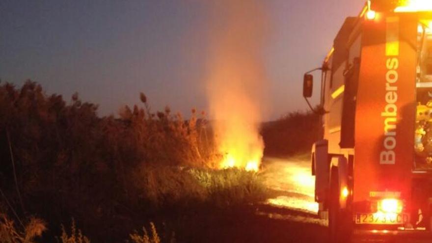 Los bomberos sofocando el fuego en la tarde del lunes