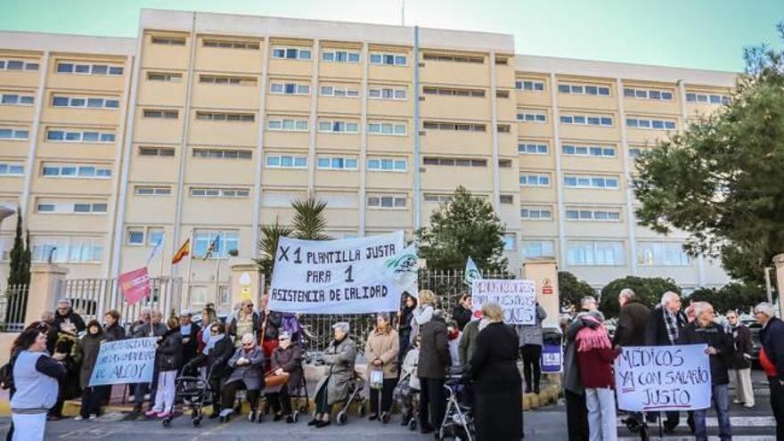 Imagen de la protesta protagonizada por usuarios, plantilla y partidos para reclamar dos médicos en la residencia.