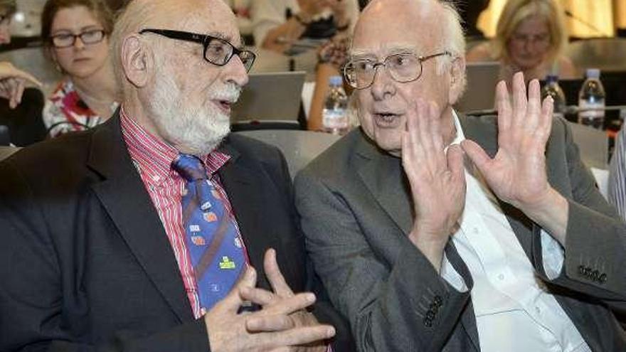 El físico británico Peter Higgs (drcha.) y su compañero belga Francois Englert, autores de la teoría del &quot;bosón de Higgs&quot;, en un seminario del Centro Europeo de Física de Partículas (CERN) en Suiza.  // Efe