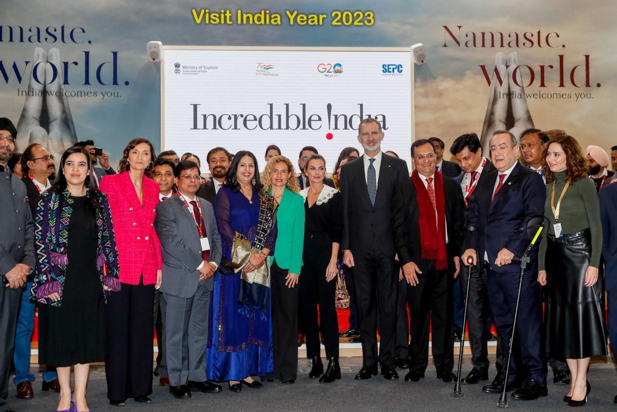 MADRID, 18/01/2023.- Los reyes Felipe y Letizia, entre otros, en su visita al stand de la India, durante su recorrido tras la inauguración de la feria internacional de turismo Fitur, que arranca su 43 edición con 8.500 empresas participantes, 131 países (entre ellos Ucrania) y 755 expositores, y confía en que este año marque el de la plena recuperación del sector tras la pandemia. EFE/ Mariscal