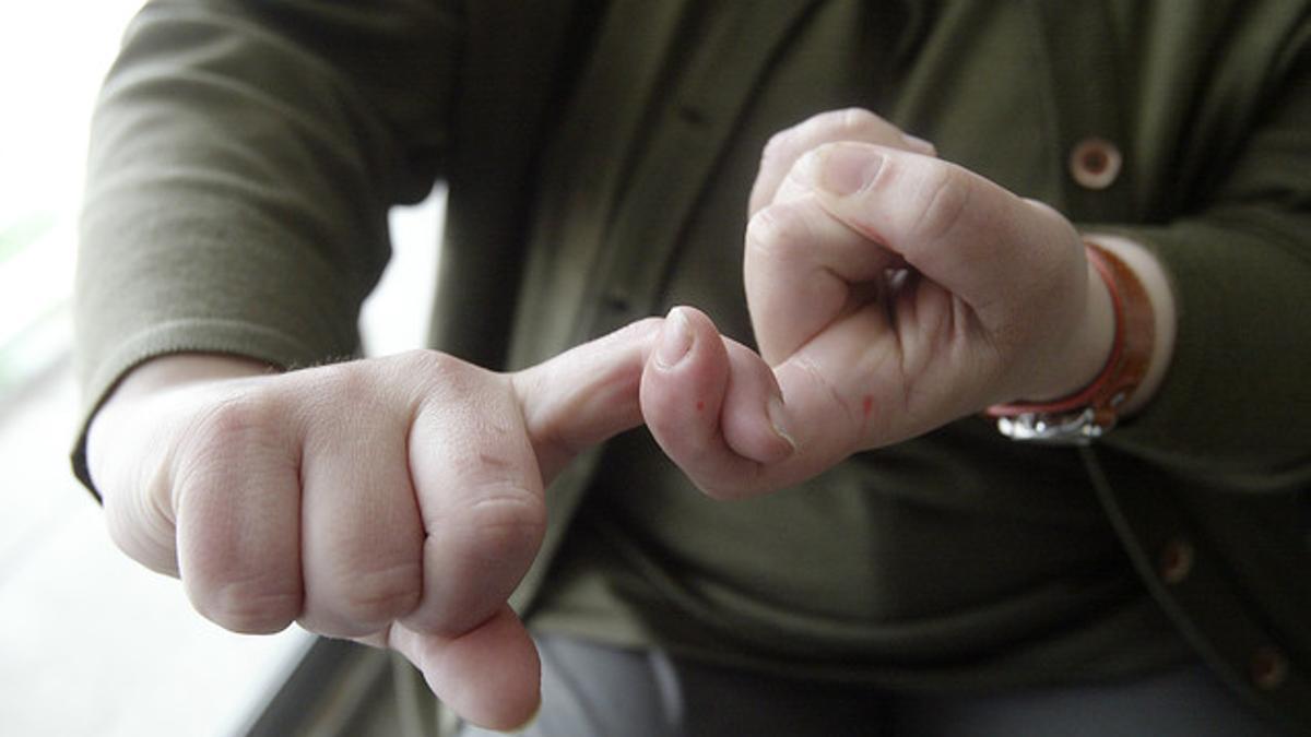 Una mujer dice 'hermano' en la lengua de signos catalana.