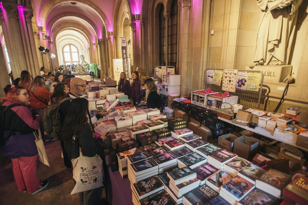 Expositor de libros en el festival de literatura 'young adult' Crush Fest