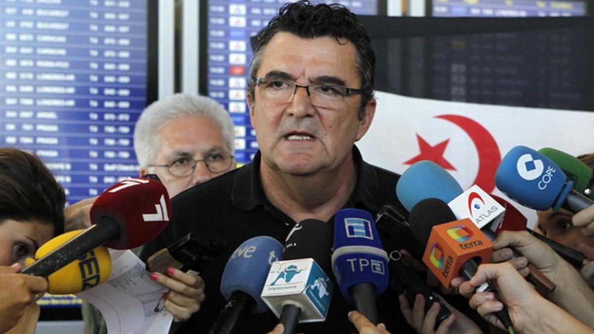 El presidente de la Coordinadora Estatal de Asociaciones Solidarias con el Sáhara (CEAS-Sáhara), José Taboada, este martes, en el aeropuerto de Barajas. EFE / J. J. Guillén