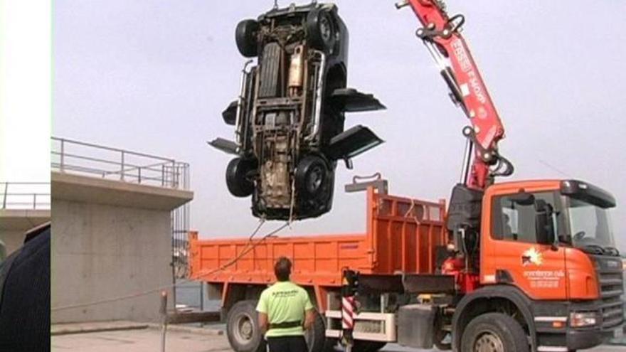 Momento de la recuperación del vehículo en Eivissa.
