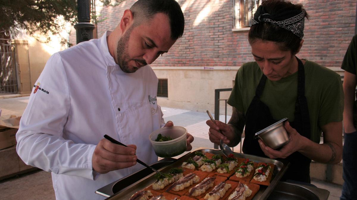 Santiago de la Cruz Mínguez Mateos, cocinero jefe del restaurante ‘Tr3s’ ultimaba su crispimarinera.